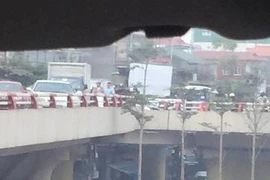Hà Nội: Người đàn ông đi xe máy, bị văng từ cầu Chương Dương xuống đất