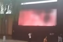 Phát nhầm 10 phút “phim người lớn” trên màn hình công cộng