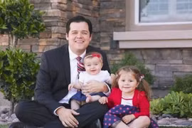 Ông bố đang ngủ vẫn kịp cứu con gái nhỏ khỏi ngã cắm đầu