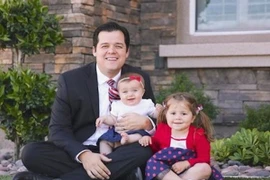 Ông bố đang ngủ vẫn kịp cứu con gái nhỏ khỏi ngã cắm đầu