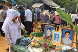 Đẫm nước mắt đám tang các nạn nhân bị sát hại ở Yên Bái