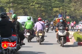 Bất bình trước vi phạm đi ngược chiều tại nút giao thông Ngã Tư Sở 