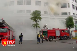 Diễn tập phương án chữa cháy và CNCH tại Trung tâm thương mại Vincom Mega Mall Royal City