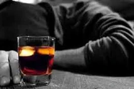 Vợ pha methanol vào đồ uống để đầu độc chồng