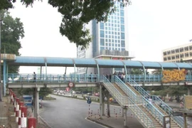 Di chuyển điểm trung chuyển xe buýt và cầu bộ hành Cầu Giấy 