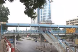 Di chuyển điểm trung chuyển xe buýt và cầu bộ hành Cầu Giấy 
