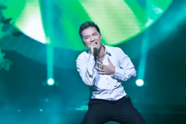 Đàm Vĩnh Hưng quỳ trên sân khấu hát tặng “một nửa thế giới”