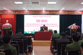 Lắng nghe, trao đổi ý kiến của cán bộ chiến sỹ, góp phần hoàn thành tốt nhiệm vụ 