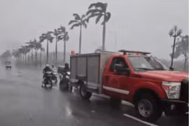 Hình ảnh đẹp xe cứu hỏa của Công an Hà Nội che chắn cho người dân vượt qua gió bão