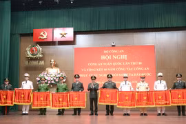 Công an thành phố Hà Nội nhận Cờ thi đua xuất sắc của Thủ tướng Chính phủ