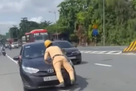 Lái xe hất Cảnh sát giao thông lên nắp capo đã đầu thú
