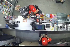 Cận cảnh đối tượng 2 lần dùng hung khí đe dọa cướp tiền trong cửa hàng tiện ích