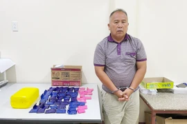 Bí ẩn trong chiếc can nhựa xuyên biên giới