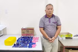 Bí ẩn trong chiếc can nhựa xuyên biên giới