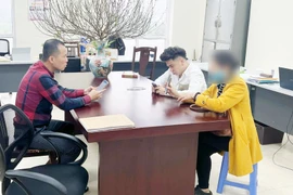 Tạm giữ hình sự tài xế xe ô tô Mazda cầm dao chém rách lốp xe buýt