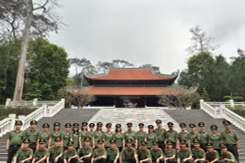 Thành kính dâng hương, bày tỏ lòng biết ơn vô hạn đến Chủ tịch Hồ Chí Minh