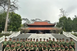 Thành kính dâng hương, bày tỏ lòng biết ơn vô hạn đến Chủ tịch Hồ Chí Minh