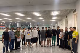 Công an Hà Nội phối hợp dẫn giải 5 đối tượng người Hàn Quốc có lệnh truy nã 