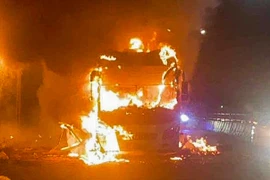 Xe khách bất ngờ bốc cháy, 20 người thoát nạn