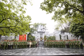 Dâng hương tưởng niệm các Anh hùng liệt sỹ Trường Sơn