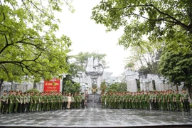 Dâng hương tưởng niệm các Anh hùng liệt sỹ Trường Sơn