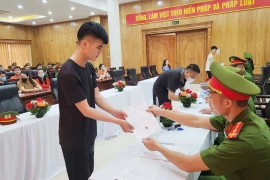 Cận cảnh quy trình trao Quyết định đặc xá và những giấy tờ khác cho người được hưởng khoan hồng