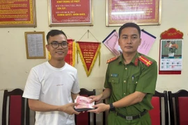 Hà Nội: Qua dữ liệu dân cư, sau 45 phút tìm thấy người mất ví để trả lại