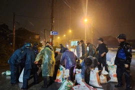 Tiếng loa vang trong đêm kêu gọi nhân dân di dời sơ tán khỏi vùng nguy hiểm 