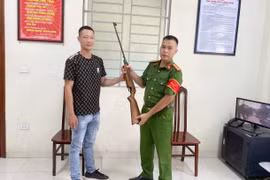 Vận động thu hồi vũ khí, vật liệu nổ, công cụ hỗ trợ không để tội phạm lợi dụng gây án