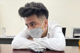 Khởi tố, tạm giam nam thanh niên chém rách lốp xe buýt