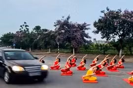 Xử phạt hành chính nhóm người tập yoga giữa đường ở Thái Bình