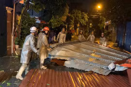 Xử lý mái tôn bay xuống đường, đảm bảo an toàn cho nhân dân