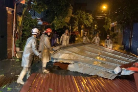 Xử lý mái tôn bay xuống đường, đảm bảo an toàn cho nhân dân