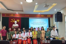 Nhân lên niềm vui cho các em học sinh trường Trung học cơ sở Đồng Mai