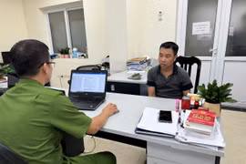 Vận động đối tượng có lệnh truy nã đặc biệt ra đầu thú