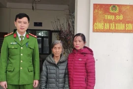 Công an xã giúp cụ bà đi lạc 2 năm về với gia đình