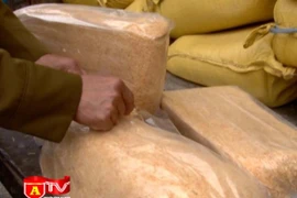 Phát hiện 2 tấn ruốc nghi làm từ sắn dây tại ga Giáp Bát