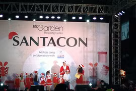 Trẻ em Hà Nội háo hức với lễ hội được hóa trang thành Ông già Noel