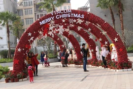 không khí giáng sinh tràn ngập trên các con phố ở Hà Nội.