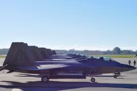 Xem tiêm kích tàng hình F-22 của Mỹ đi tránh bão Matthew