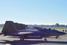 Xem tiêm kích tàng hình F-22 của Mỹ đi tránh bão Matthew
