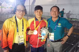 Võ Thanh Tùng mừng sinh nhật thầy bằng tấm HCB Paralympic lịch sử