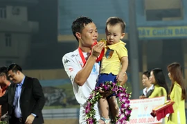 Thành Lương cùng quý tử nhận Huy chương vàng V-League 2016