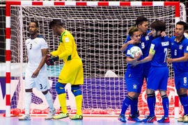 Thắng ngược "điên rồ", Thái Lan rộng cửa vào vòng 2 World Cup futsal