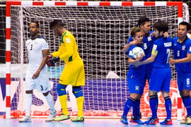 Thắng ngược "điên rồ", Thái Lan rộng cửa vào vòng 2 World Cup futsal