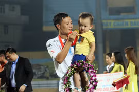 Thành Lương cùng quý tử nhận Huy chương vàng V-League 2016