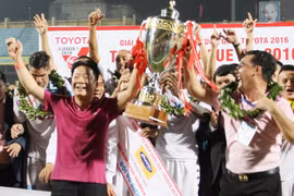 Cầu thủ Hà Nội T&T "bơi" trong tiền thưởng sau chức vô địch V-League