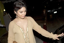 Sao Mỹ diện váy cùng màu da để lộ "chip"