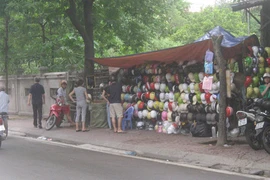 Mũ bảo hiểm lấn chiếm di tích