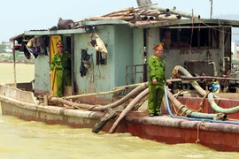 Bắt giữ 4 tàu khai thác cát trái phép 